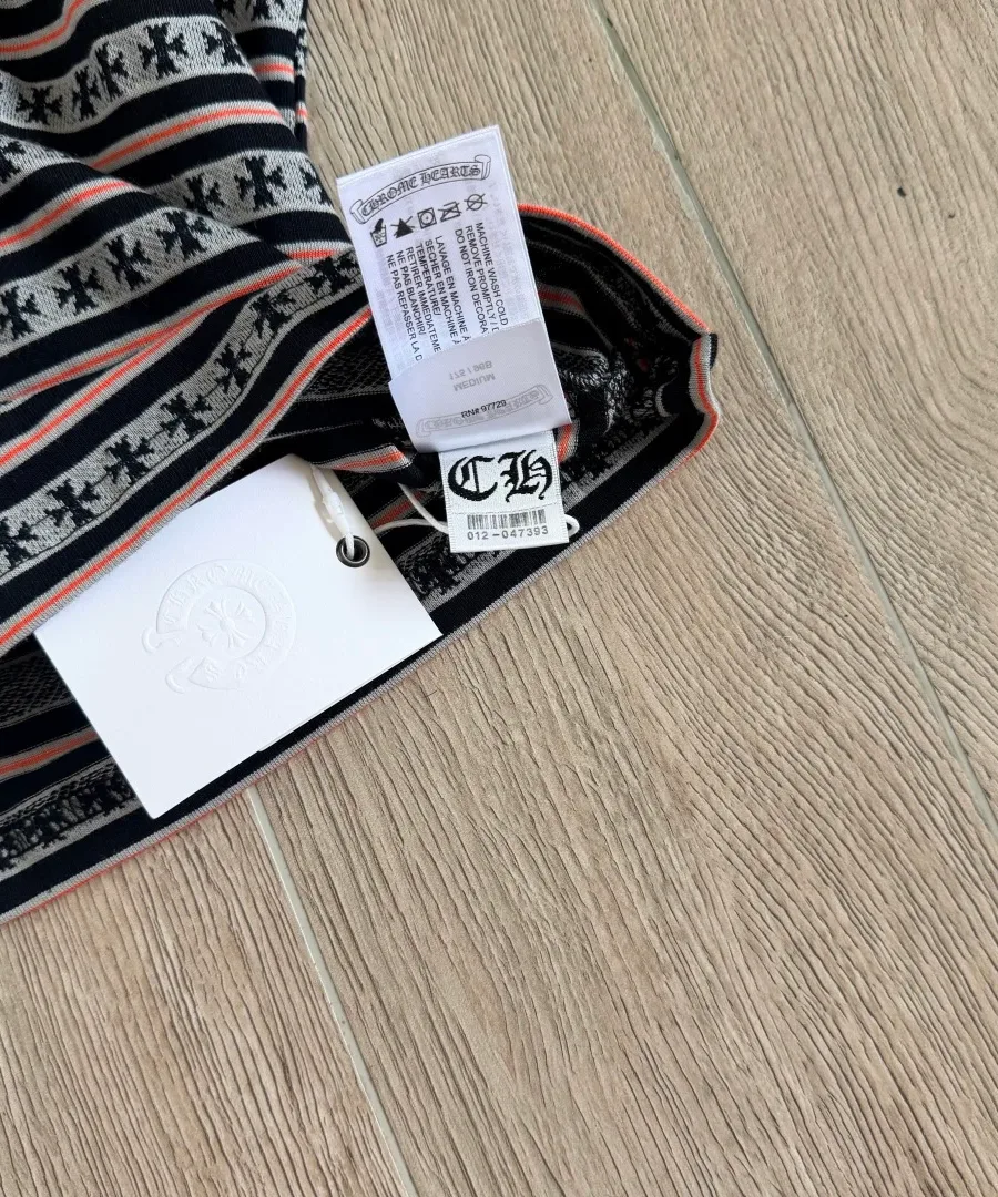 Внутренние ярлыки топа Chrome Hearts крупным планом