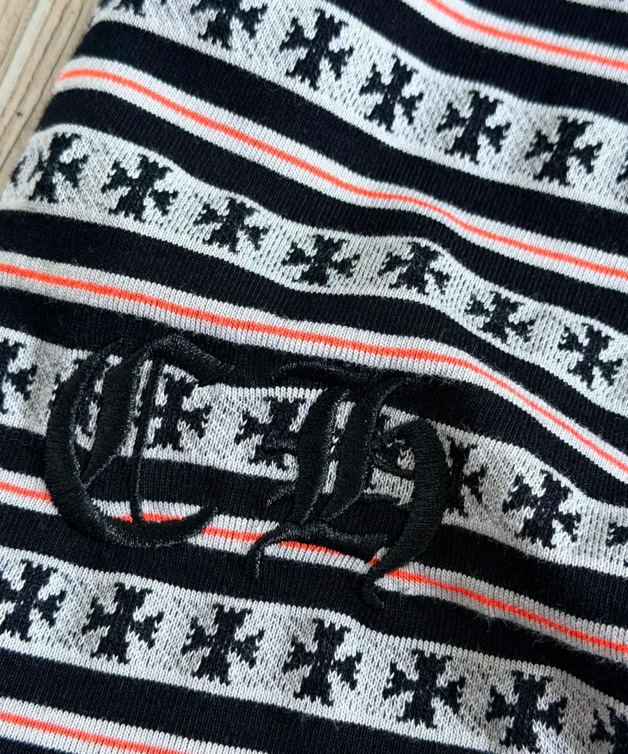 Деталь вышитого логотипа Chrome Hearts