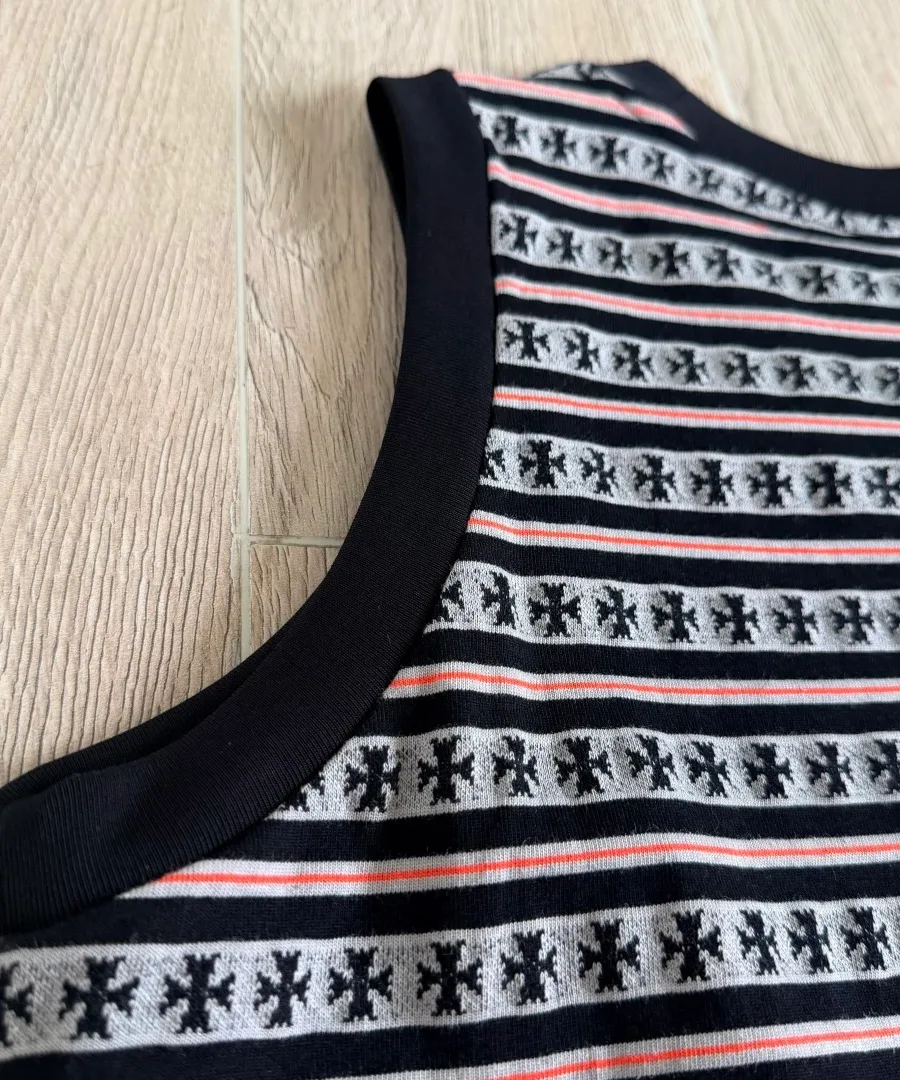 Пройма рукава топа Chrome Hearts крупным планом