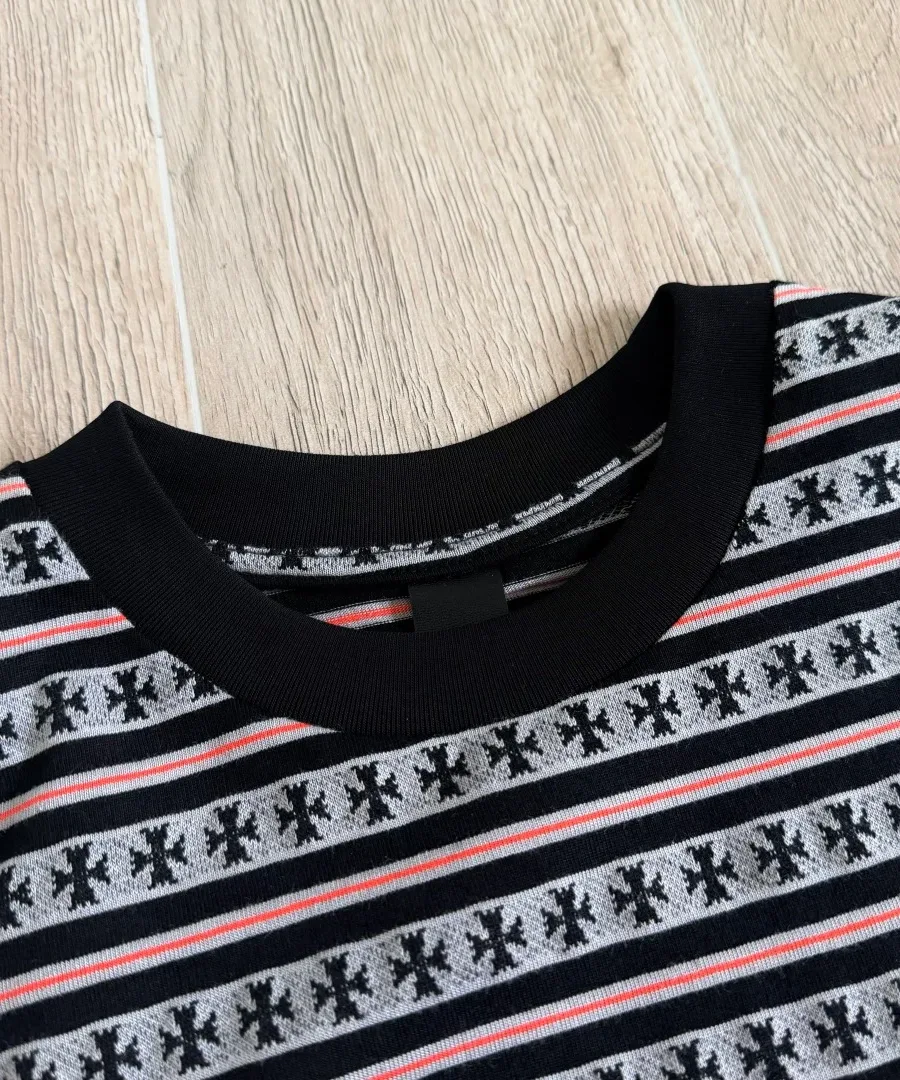 Круглый вырез горловины топа Chrome Hearts крупным планом