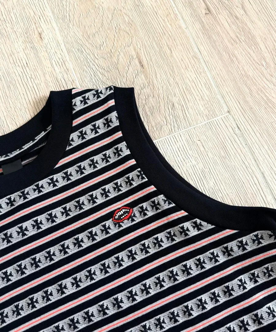 Вышивка в виде красных губ на груди топа Chrome Hearts