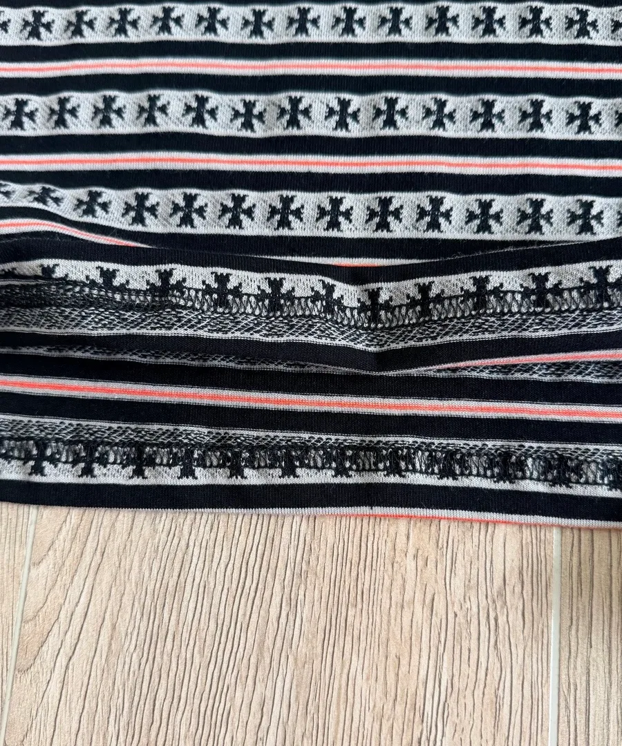 Текстура трикотажной ткани и нижний шов топа Chrome Hearts