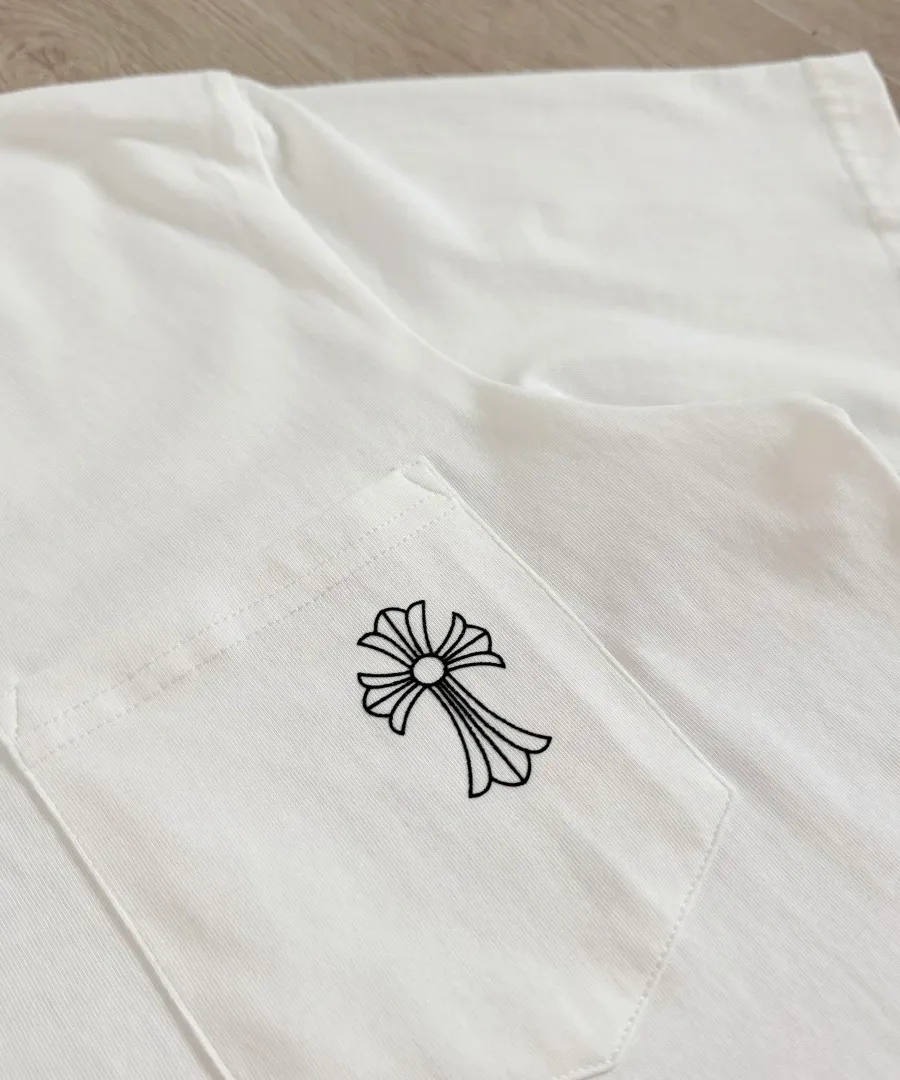 Карман с принтом на белой футболке Chrome Hearts