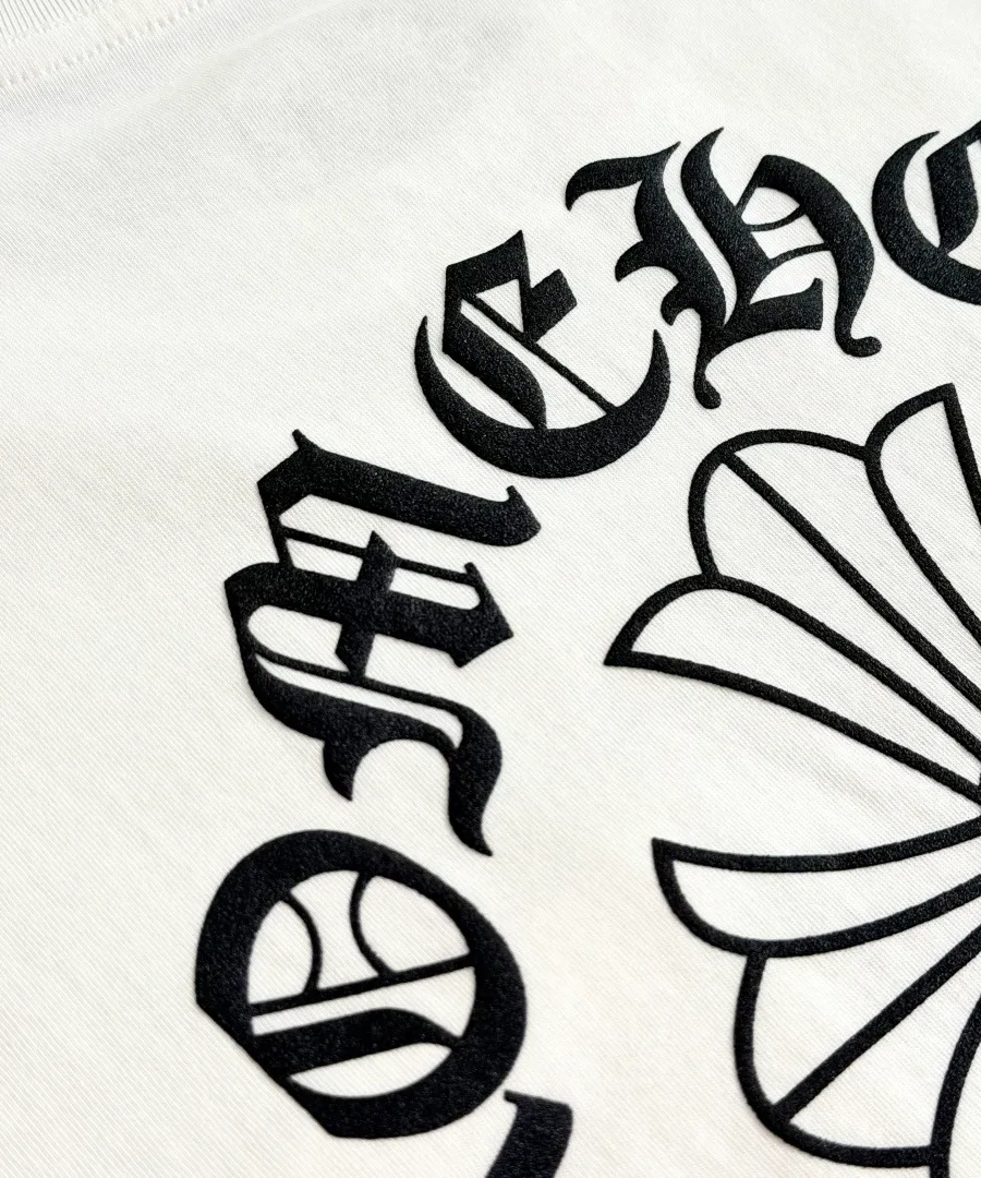 Принт на спине белой футболки Chrome Hearts