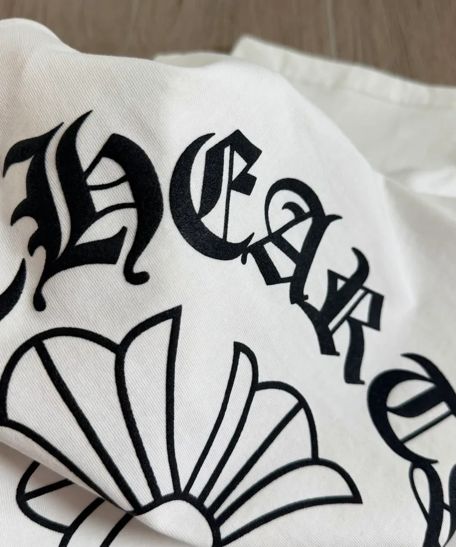 Деталь принта на белой футболке Chrome Hearts