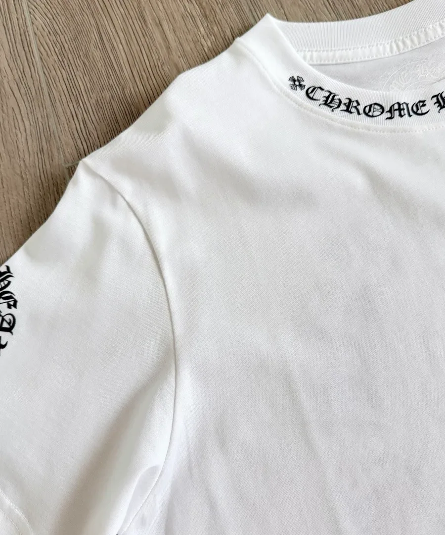 Плечевой шов белой футболки Chrome Hearts