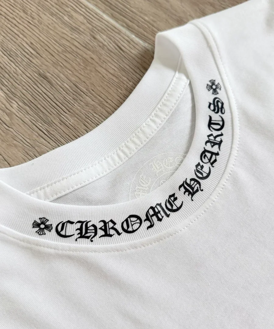 Горловина белой футболки Chrome Hearts