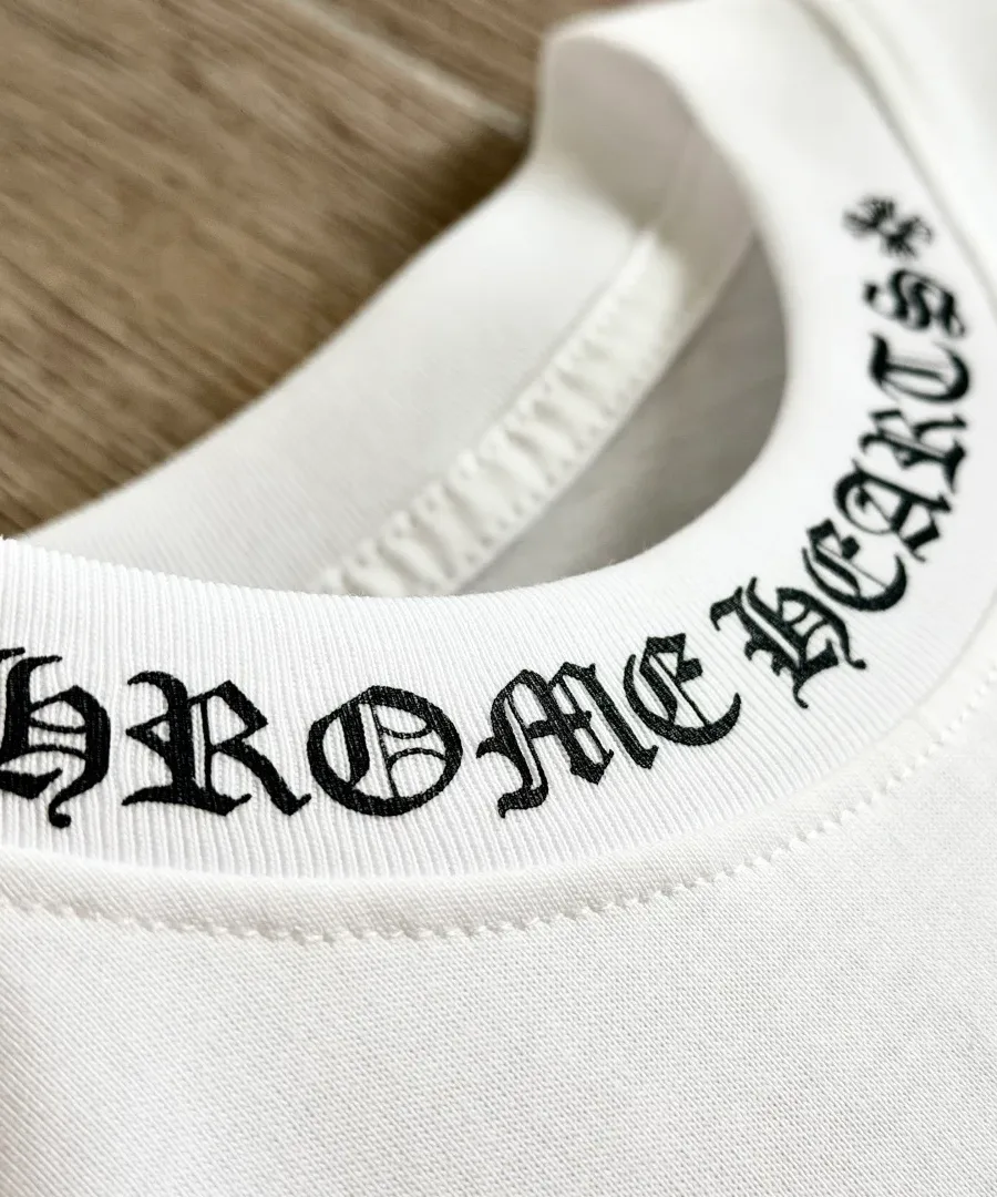 Воротник белой футболки Chrome Hearts с надписью