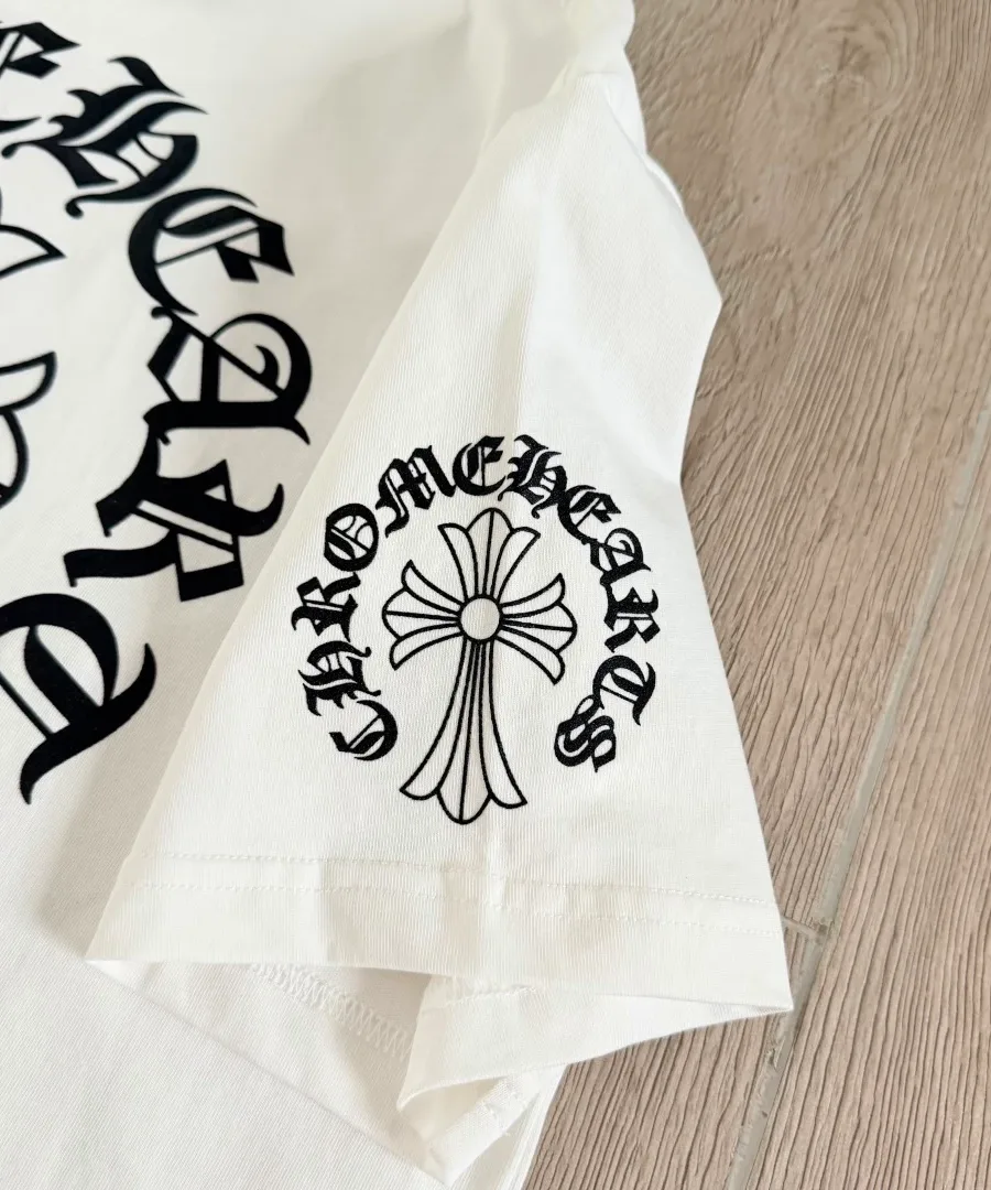 Рукав белой футболки Chrome Hearts с принтом