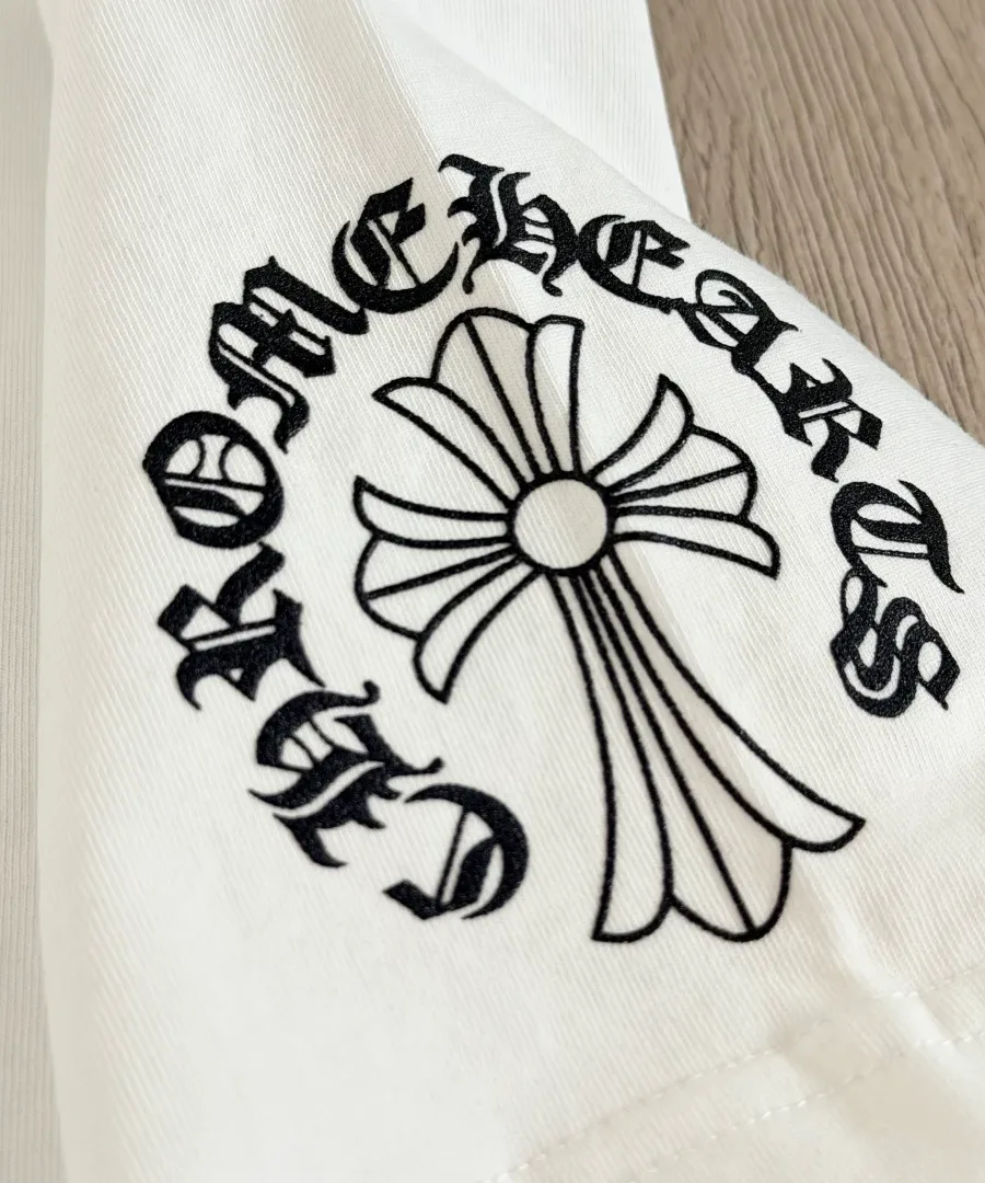 Принт на рукаве белой футболки Chrome Hearts
