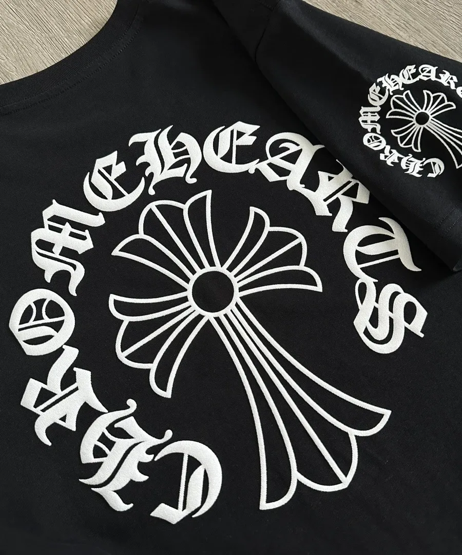Принт на спине и рукаве черной футболки Chrome Hearts