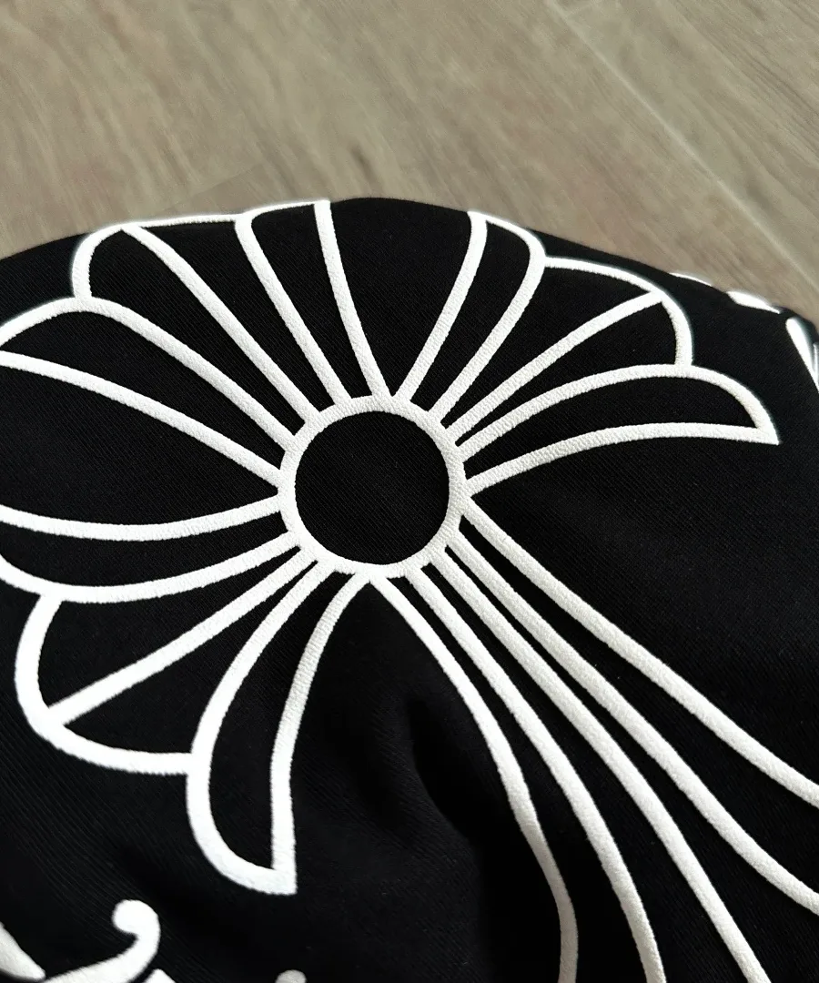 Текстура принта на черной футболке Chrome Hearts