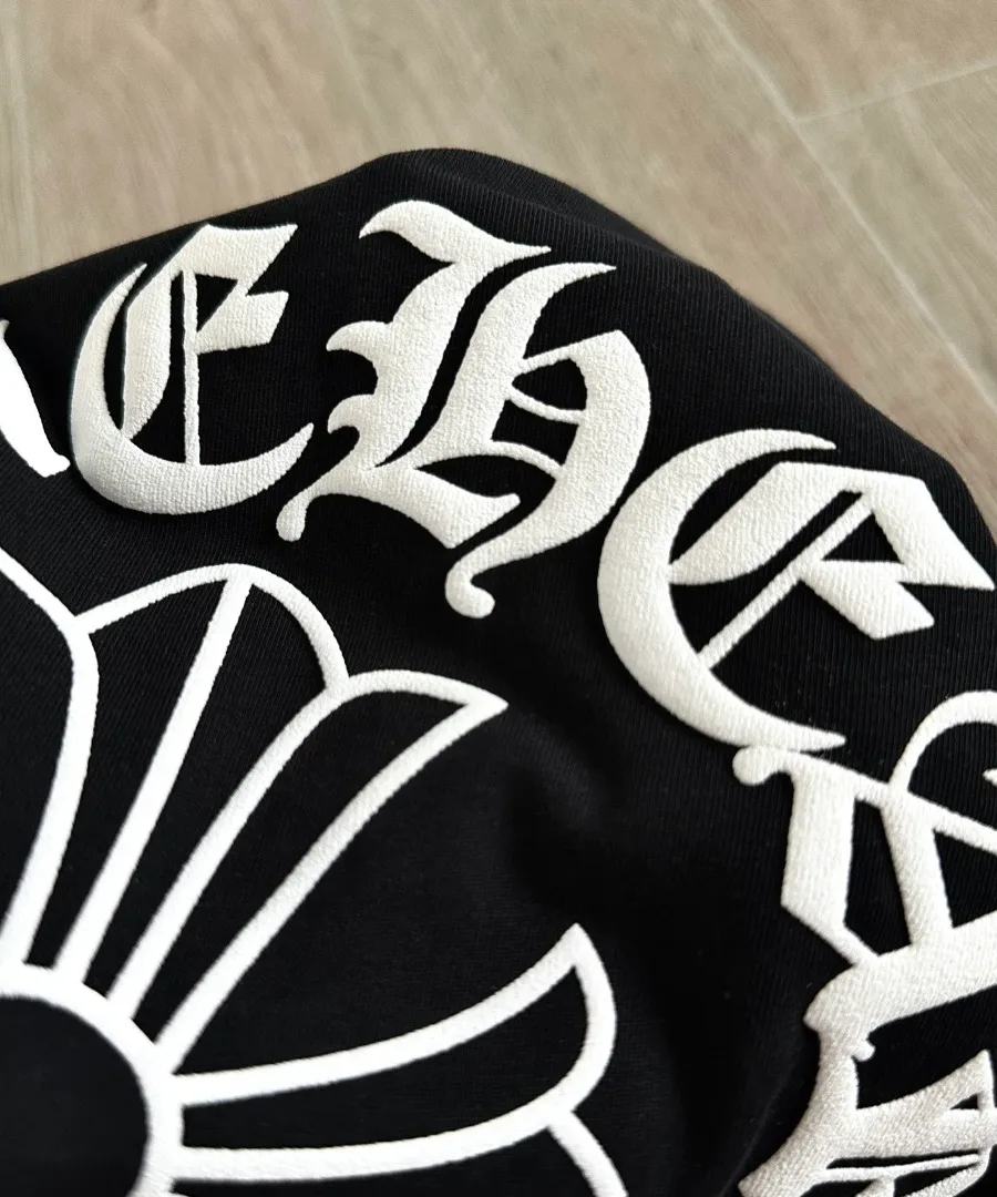Крупный план принта на черной футболке Chrome Hearts