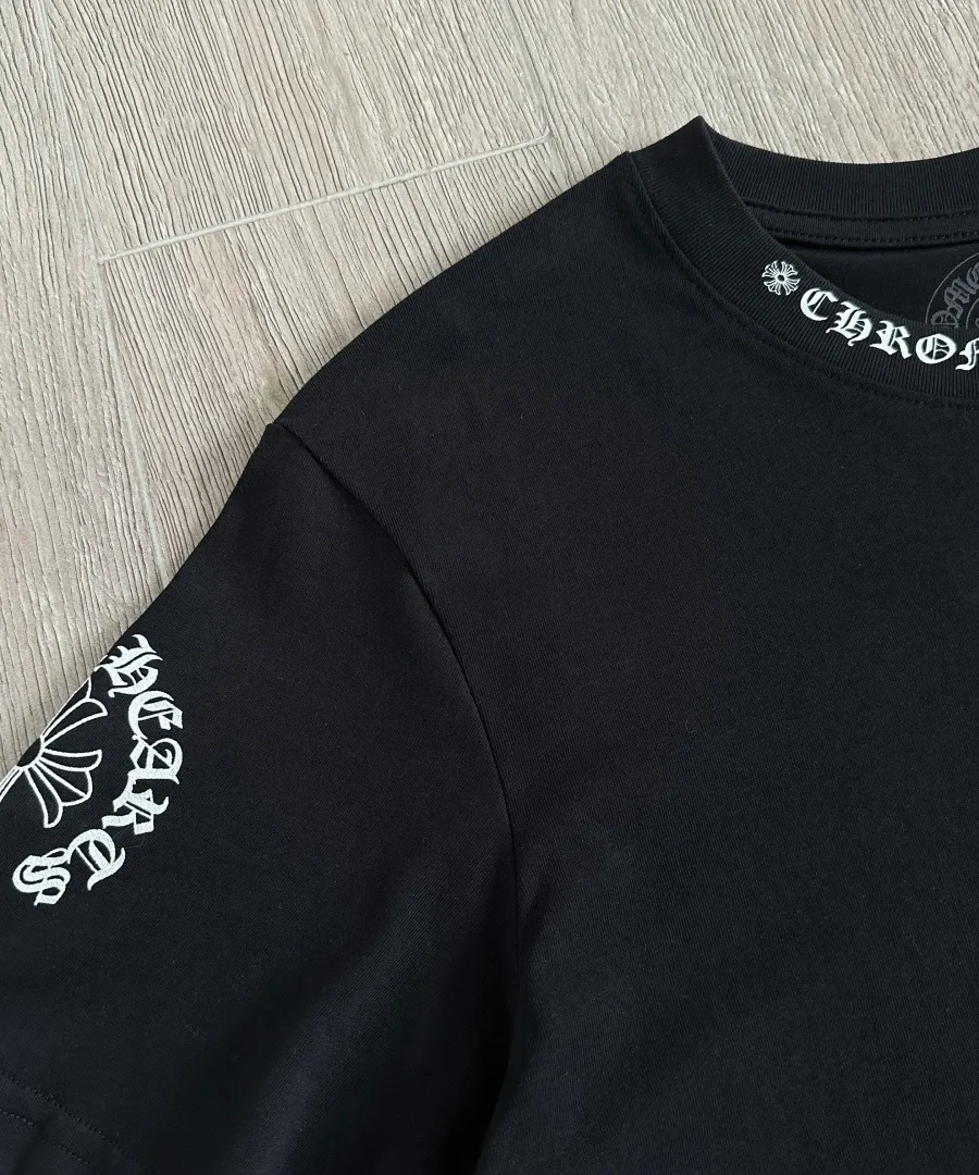 Рукав черной футболки Chrome Hearts с принтом