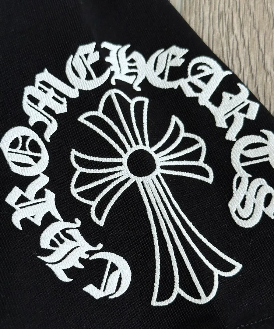 Принт на спине черной футболки Chrome Hearts