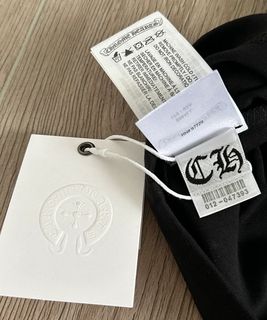 Бирки черной футболки Chrome Hearts