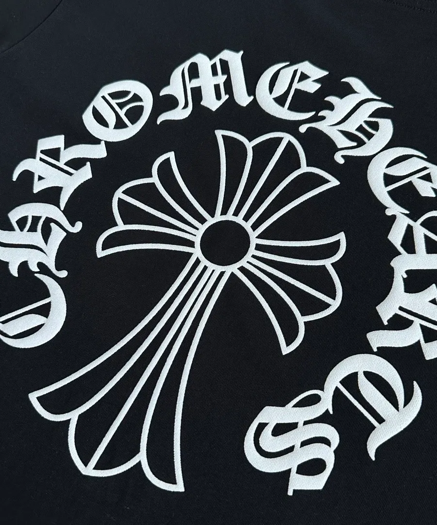 Деталь принта на спине черной футболки Chrome Hearts
