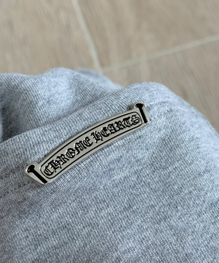 Металлическая плашка-свиток с гравировкой Chrome Hearts на заднем кармане