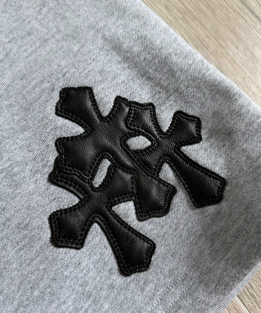 Кожаная нашивка в виде крестов на серых шортах Chrome Hearts