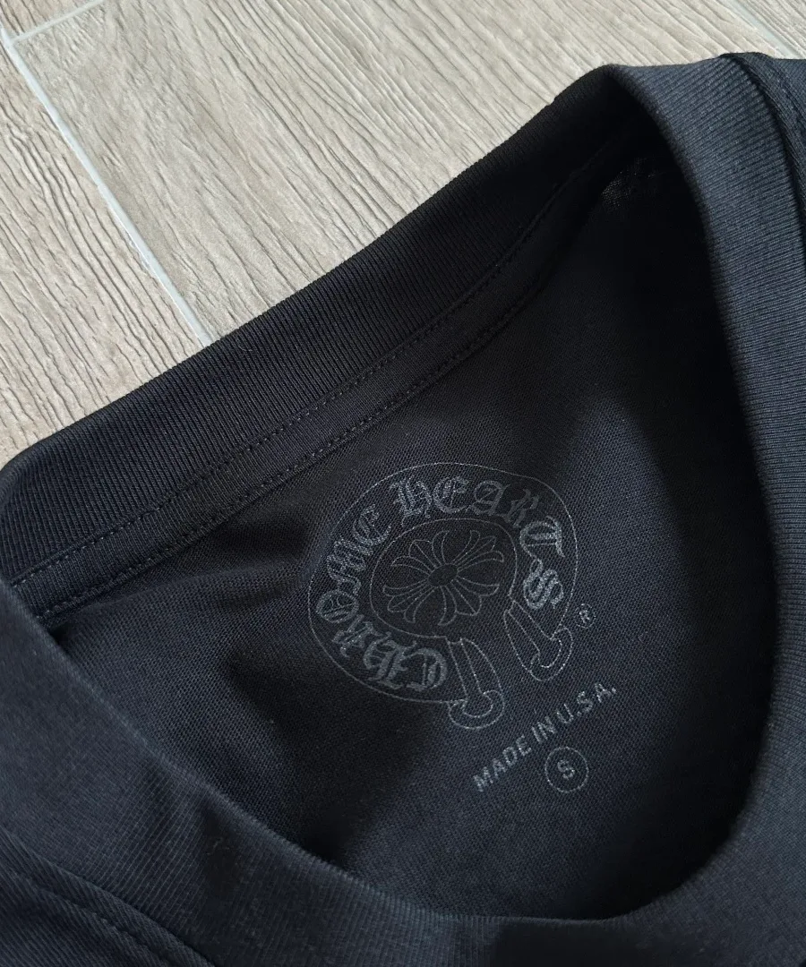 Внутренний принт на воротнике лонгслива Chrome Hearts с указанием размера S