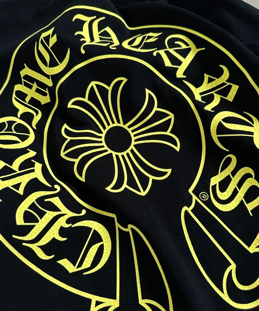 Деталь желтого принта-подковы Chrome Hearts