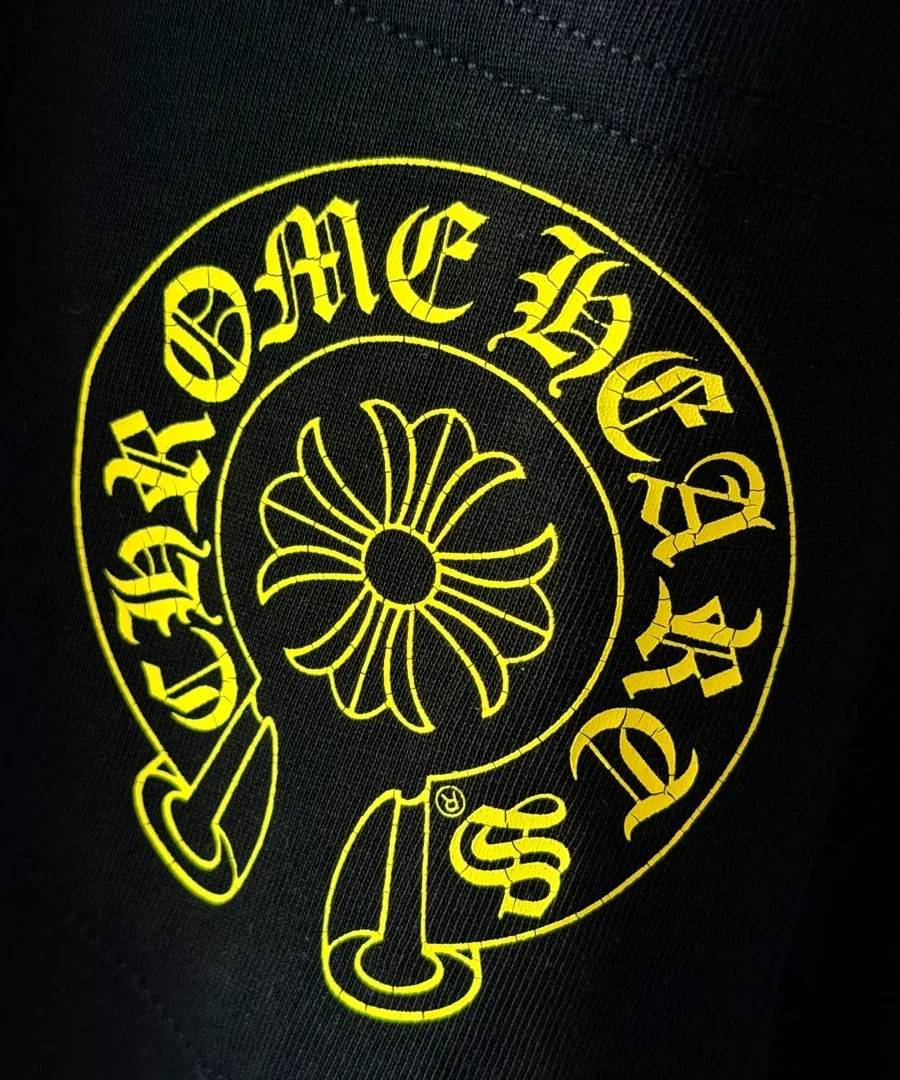 Принт на нагрудном кармане лонгслива Chrome Hearts