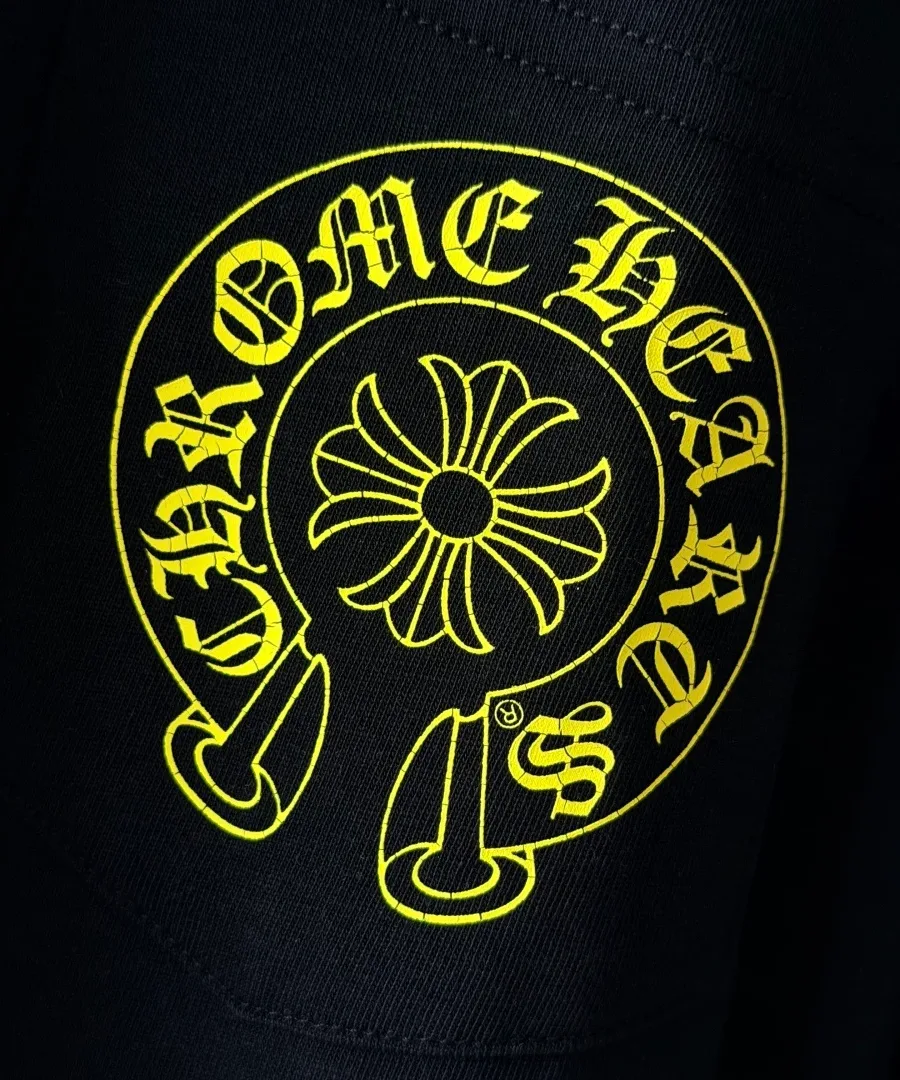 Деталь кармана с принтом на лонгсливе Chrome Hearts