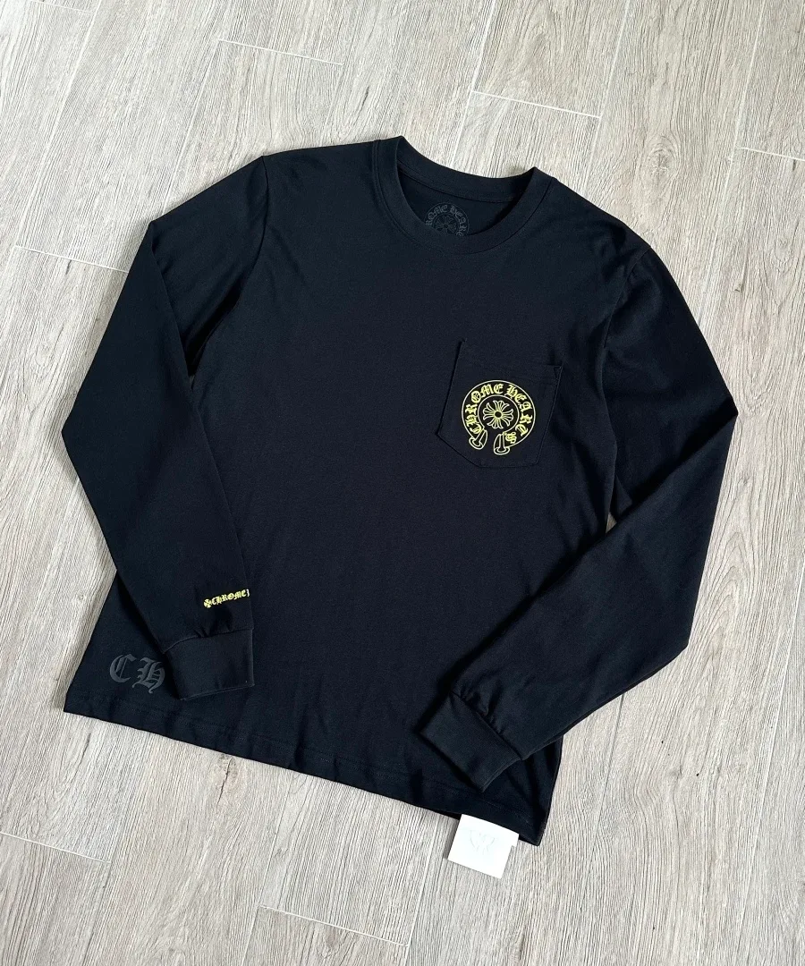 Черный лонгслив Chrome Hearts STAFF, вид спереди под углом