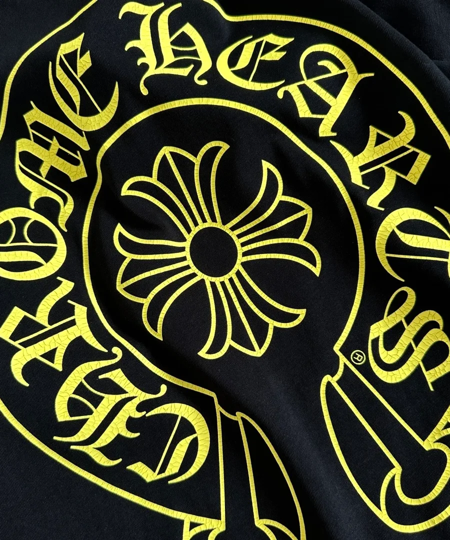Крупный план принта-подковы на спине лонгслива Chrome Hearts STAFF