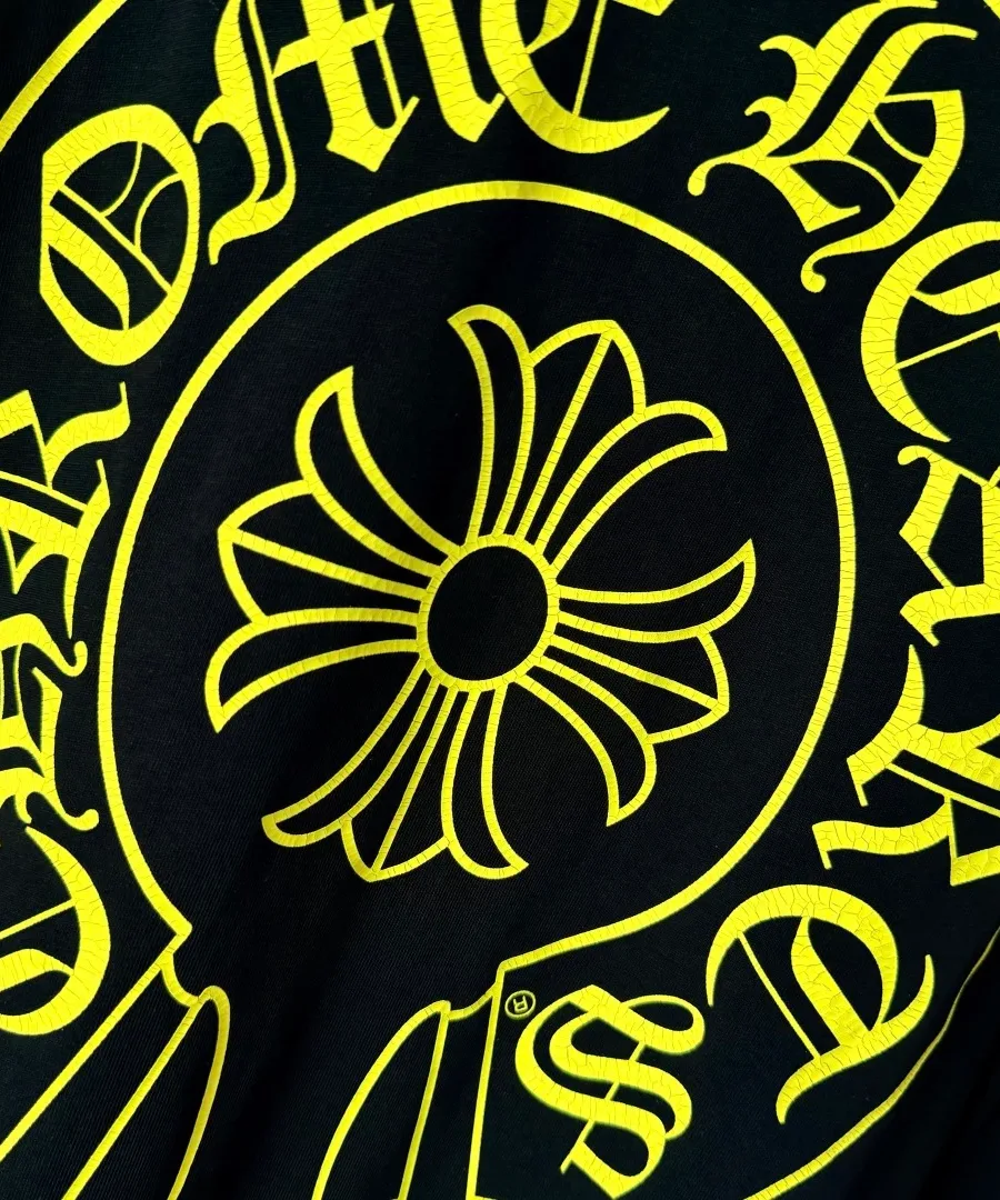 Деталь фирменного принта Chrome Hearts