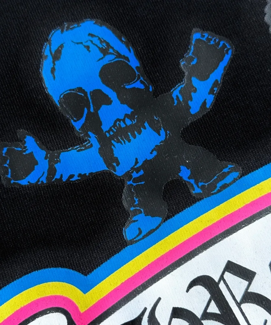 Деталь синего черепа на черной футболке Chrome Hearts Foti Skull