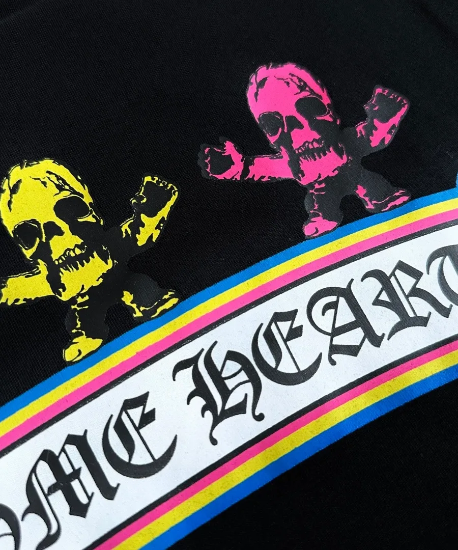 Деталь желтого и розового черепов на черной футболке Chrome Hearts Foti Skull