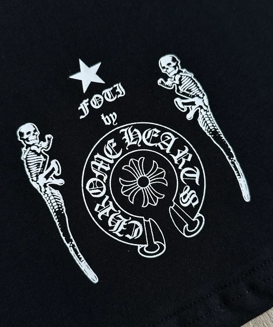 Принт Foti by Chrome Hearts на спине черной футболки