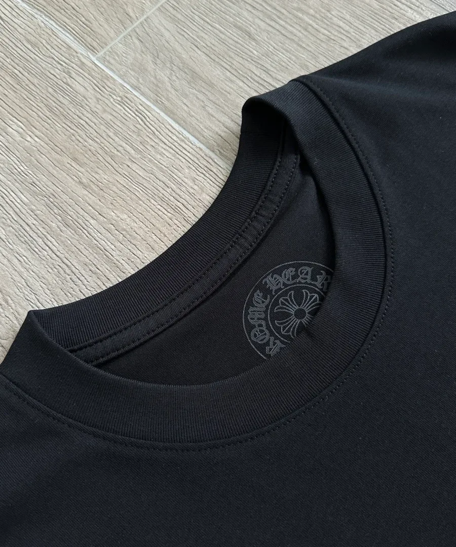 Воротник черной футболки Chrome Hearts Foti Skull изнутри