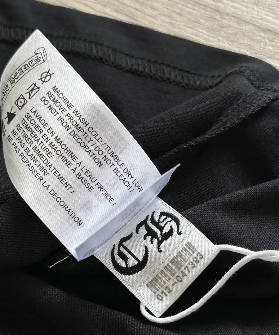 Ярлык с рекомендациями по уходу на черной футболке Chrome Hearts Foti Skull