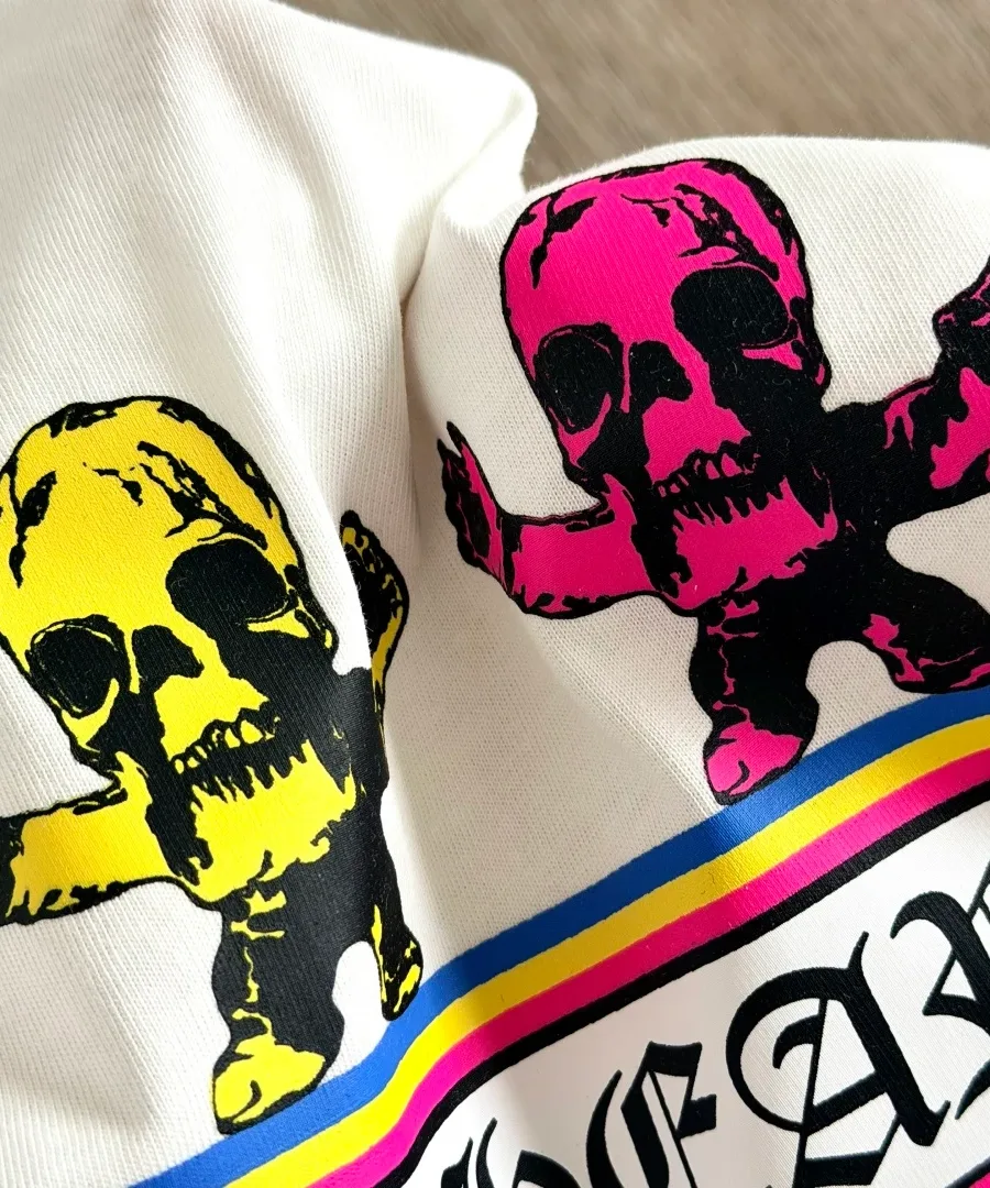 Деталь желтого и розового черепов на белой футболке Chrome Hearts Foti Skull