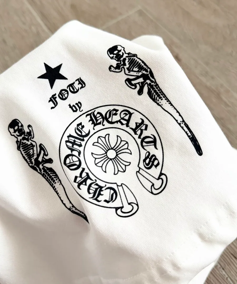 Принт Foti by Chrome Hearts на белой футболке