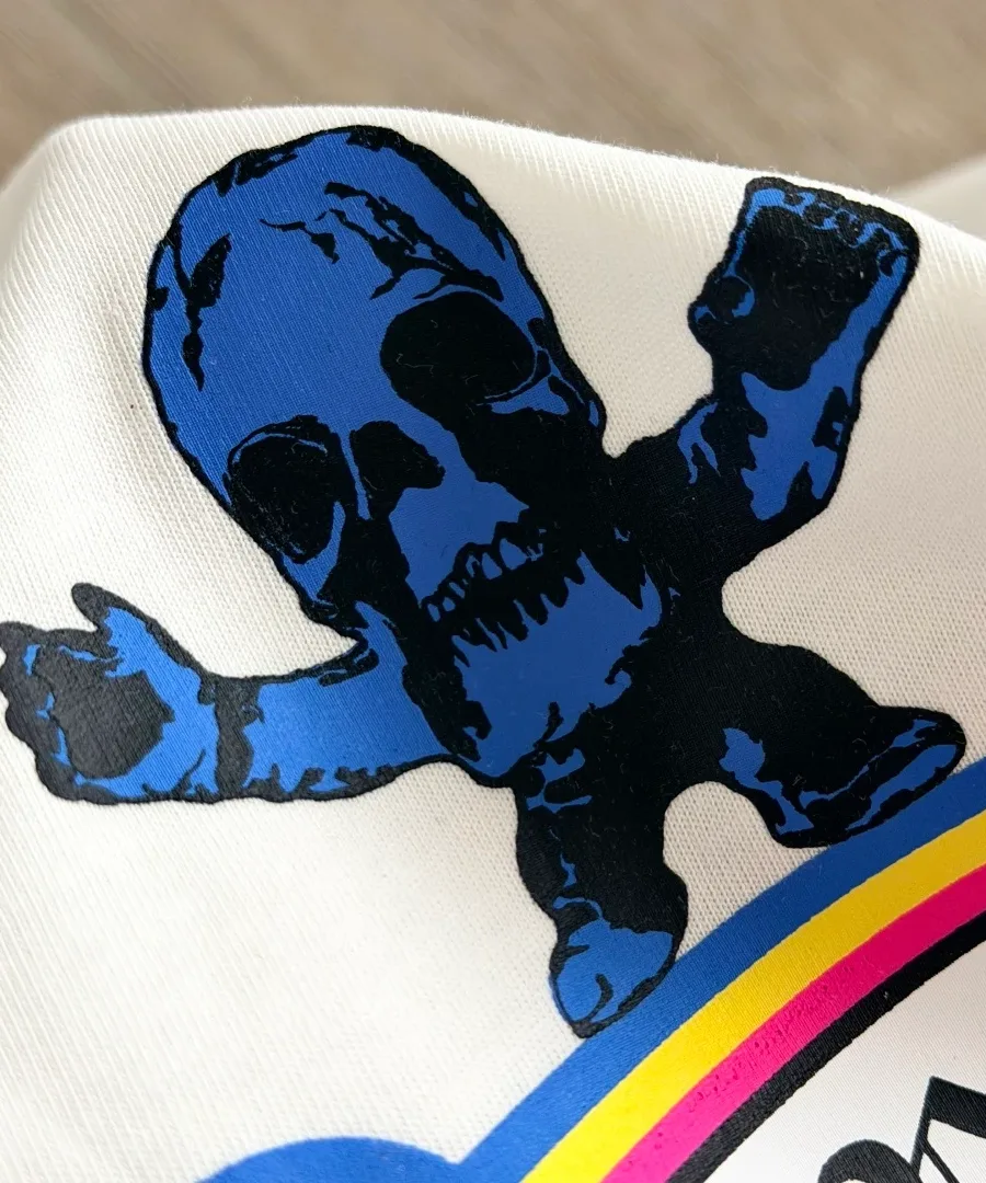Деталь синего черепа на белой футболке Chrome Hearts Foti Skull