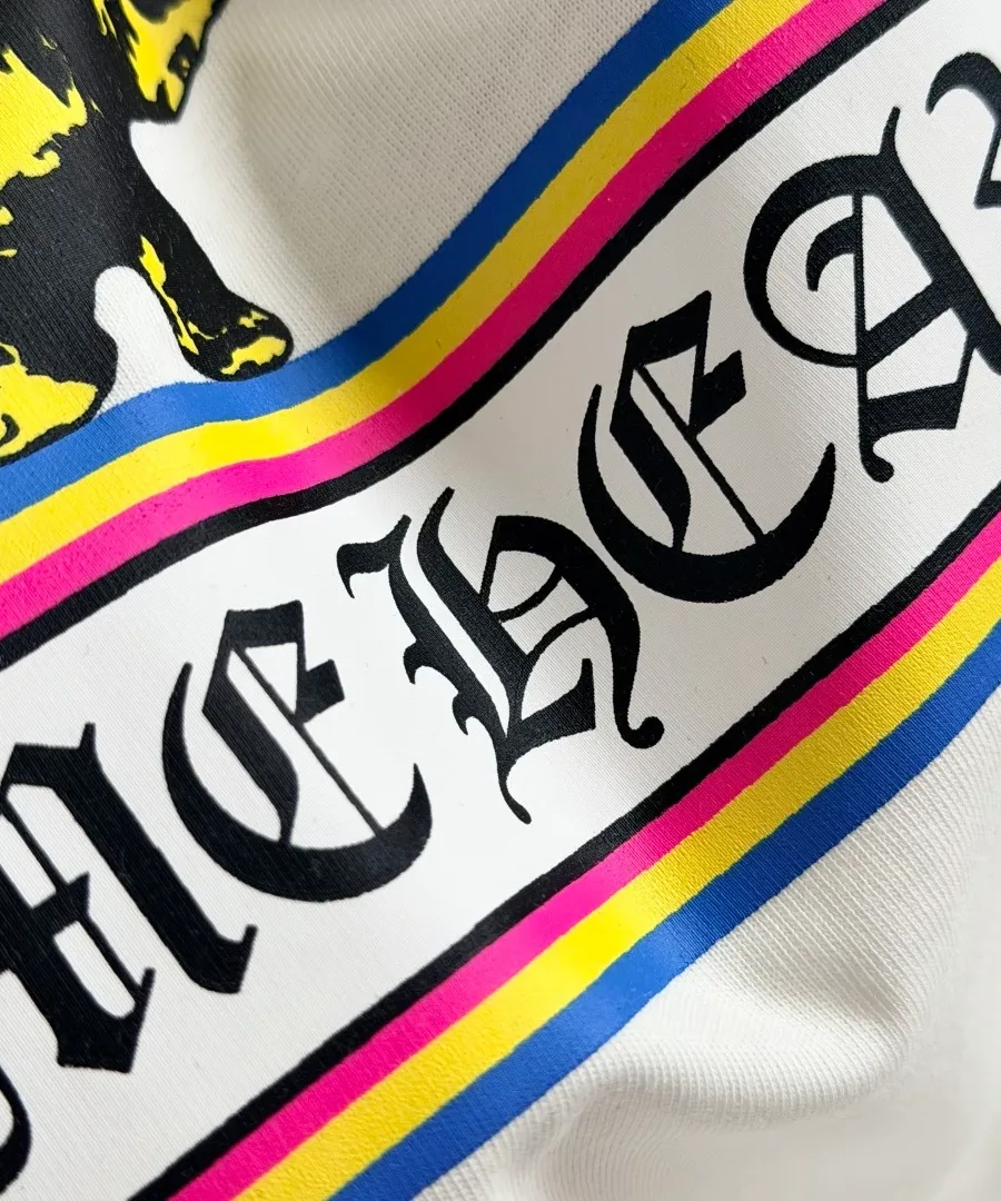 Логотип Chrome Hearts на белой футболке крупным планом