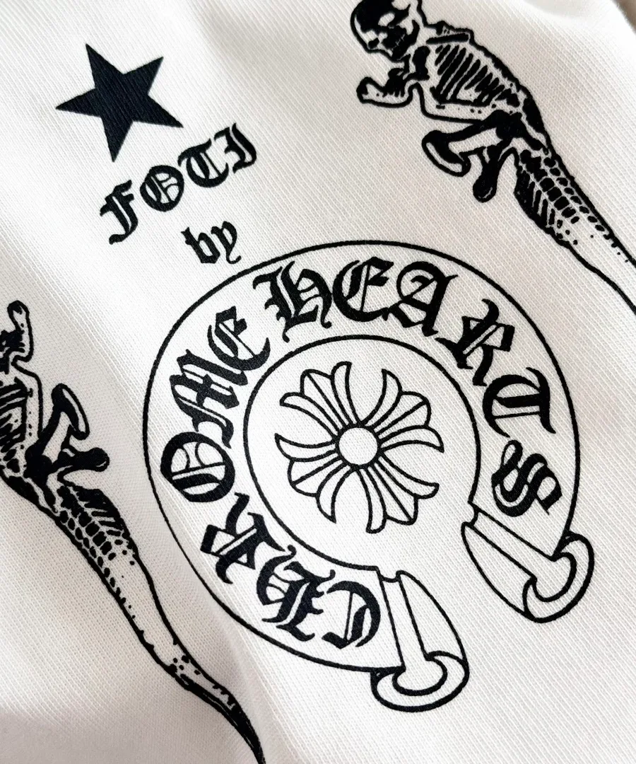 Крупный план принта Foti by Chrome Hearts на белой футболке