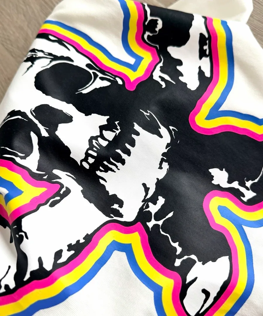 Деталь принта со скелетом на белой футболке Chrome Hearts Foti Skull