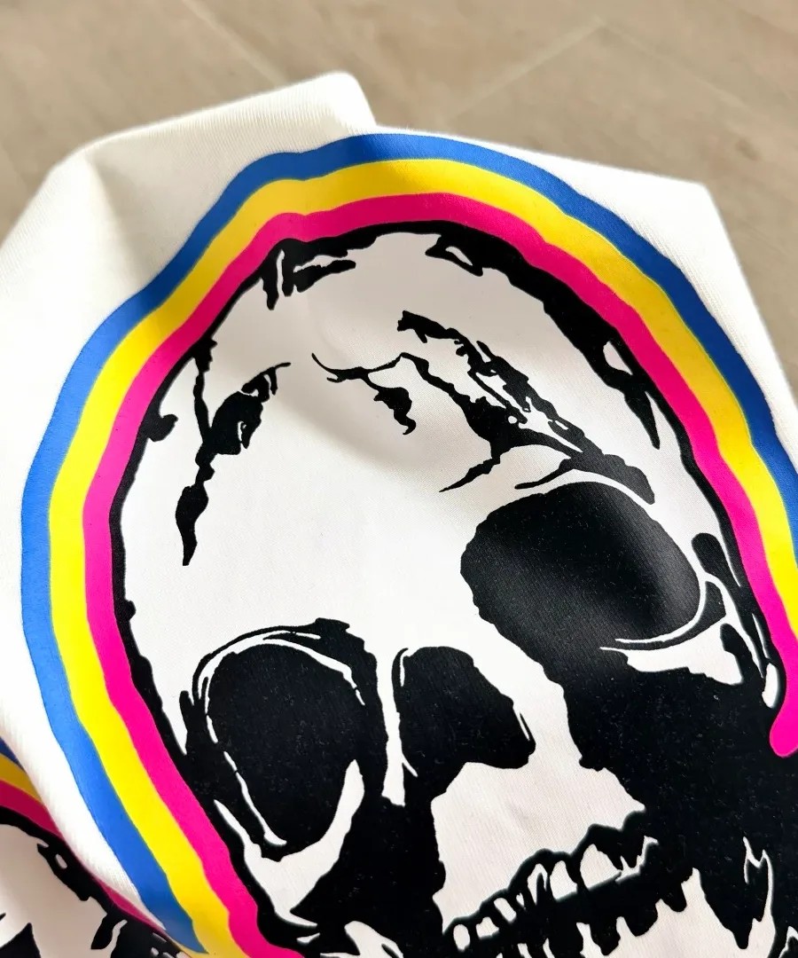 Крупный план принта со скелетом на белой футболке Chrome Hearts Foti Skull