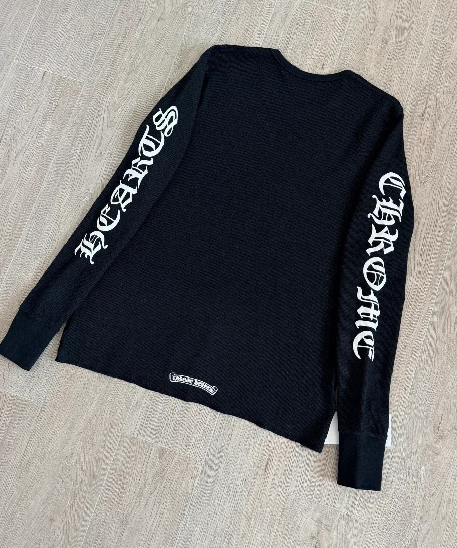 Черный лонгслив Chrome Hearts, вид сзади под углом