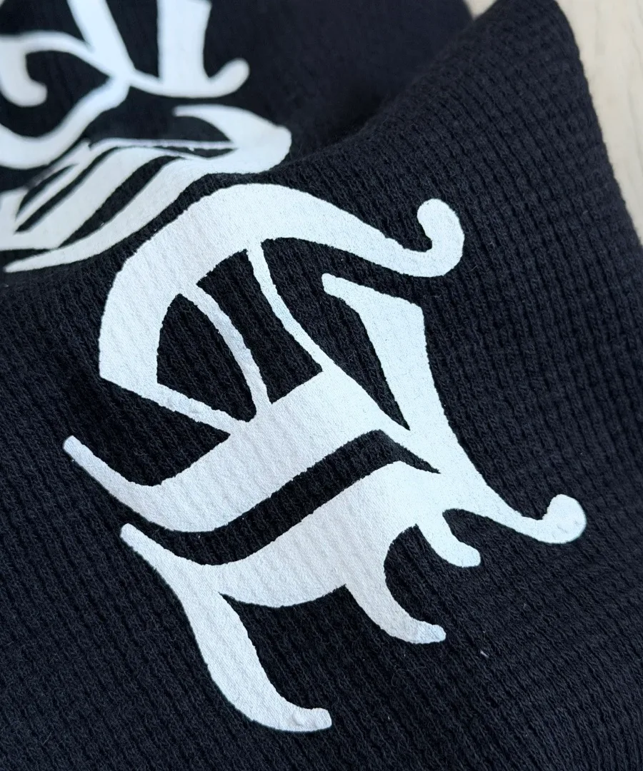 Принт на лонгсливе Chrome Hearts крупным планом