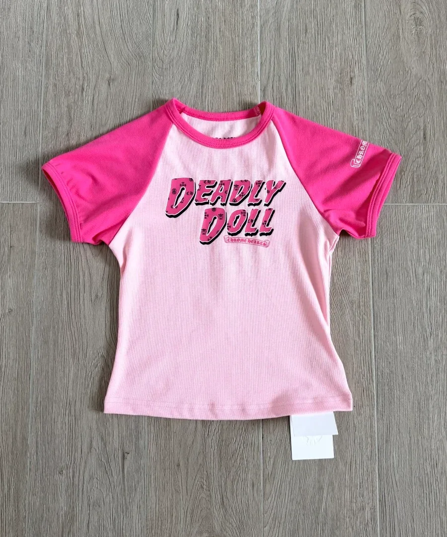 Женская футболка Chrome Hearts Deadly Doll розового цвета, вид спереди