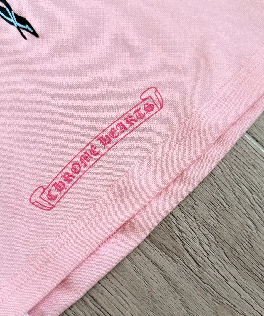 Логотип Chrome Hearts на нижней части спинки