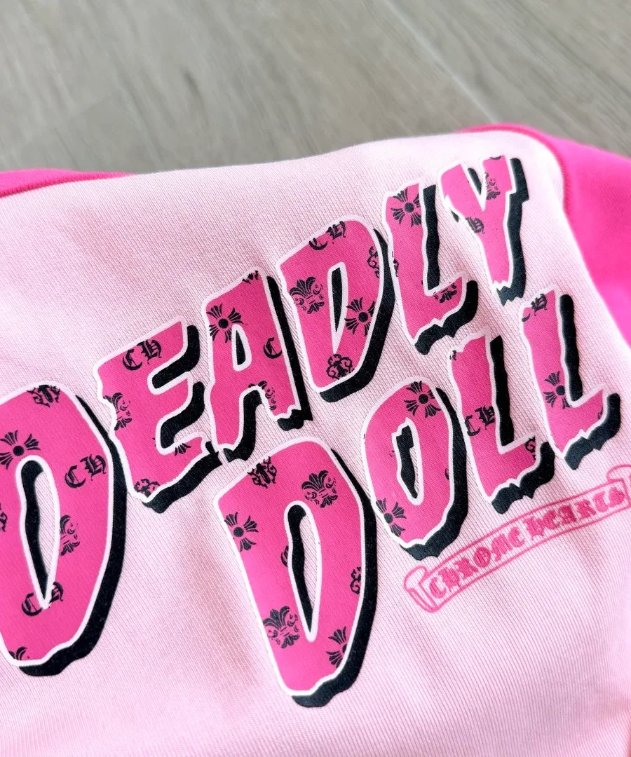 Крупный план принта Deadly Doll