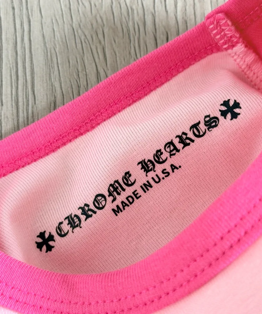 Принт с логотипом Chrome Hearts на внутренней стороне горловины