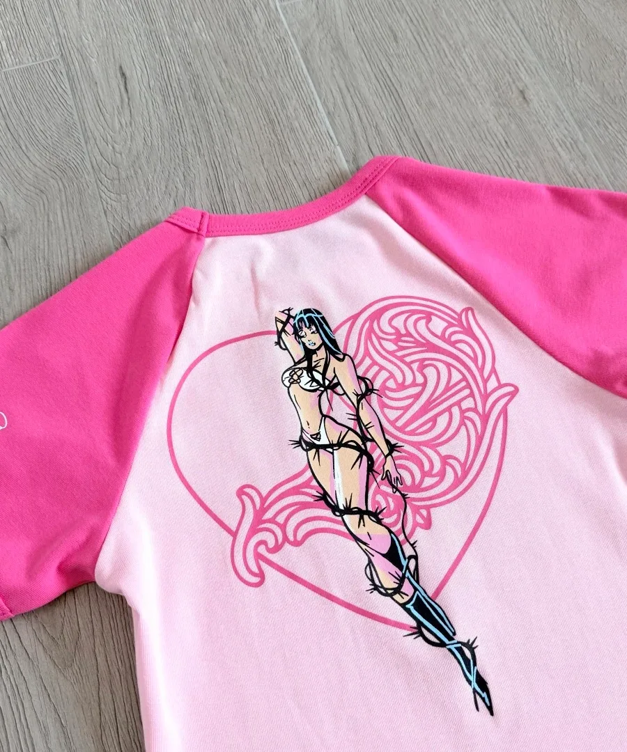 Графичный принт на спинке футболки Chrome Hearts Deadly Doll