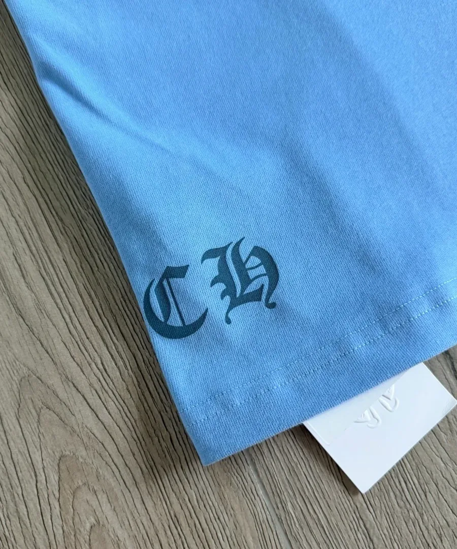 Принт CH на нижнем крае футболки Chrome Hearts